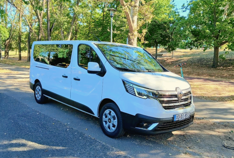 Fehér 2025-ös Renault Trafic 9 személyes kisbusz egy parkban